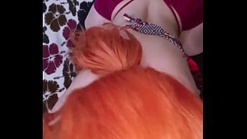 Puta pelirroja en lencería roja