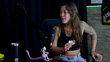 Safada Faz Um Stripper Bem Sensual Mostrando Seus Peitos Depois De Falar Que Nunca Sugeriu Uma Transsexual E Quando Perdeu A Virgindade Flor De Damiana Watch Sheer Red thumbnail