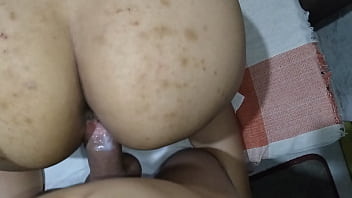 Vídeo de morena gostosa dando no sofá