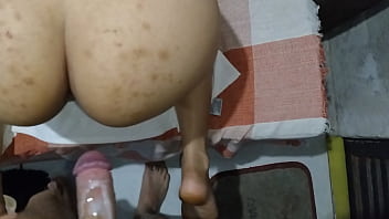 Vídeo de morena gostosa dando no sofá