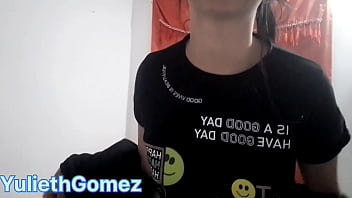 Influencer colombiana se quita la ropa y muestra sus grandes tetas