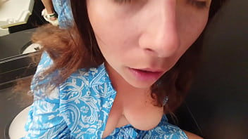 Stepmom was fucked in the women's toilet of the shopping center