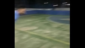 Jovem metendo na caixa