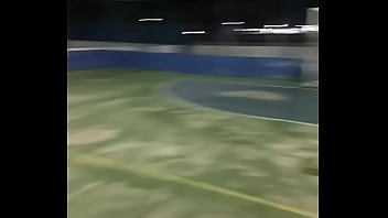 Jovem metendo na caixa