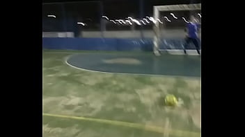 Jovem metendo na caixa