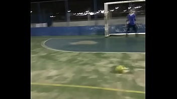 Jovem metendo na caixa