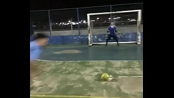 Jovem metendo na caixa