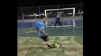 Jovem metendo na caixa