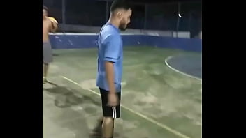 Jovem metendo na caixa