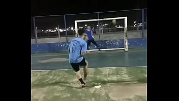 Jovem metendo na caixa