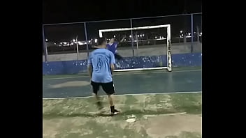 Jovem metendo na caixa