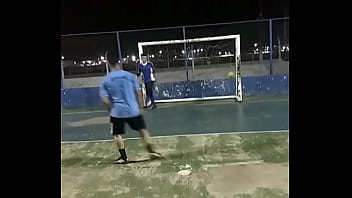 Jovem metendo na caixa