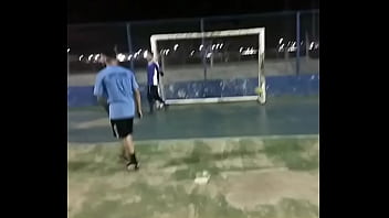 Jovem metendo na caixa