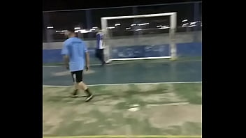 Jovem metendo na caixa