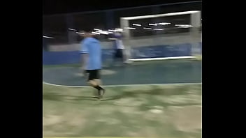 Jovem metendo na caixa