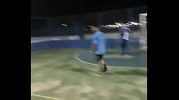 Jovem metendo na caixa