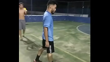 Jovem metendo na caixa