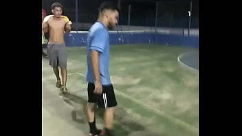 Jovem metendo na caixa