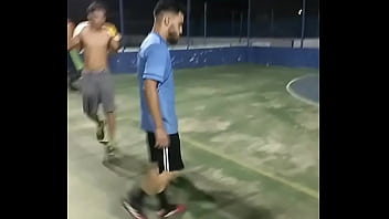 Jovem metendo na caixa