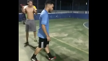 Jovem metendo na caixa