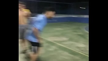 Jovem metendo na caixa