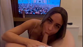 Loira gostosa dando aquela engasgada na pica pra sentir sem capa