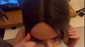 Loira gostosa dando aquela engasgada na pica pra sentir sem capa