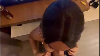 Loira gostosa dando aquela engasgada na pica pra sentir sem capa