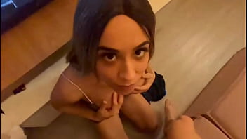 Loira gostosa dando aquela engasgada na pica pra sentir sem capa