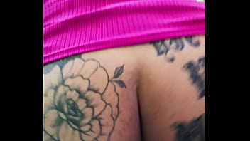 Morena rabuda de vestidinho fode na varanda