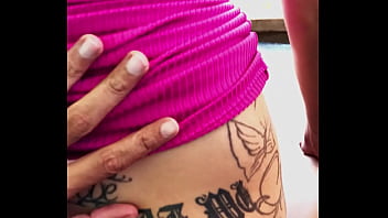 Morena rabuda de vestidinho fode na varanda