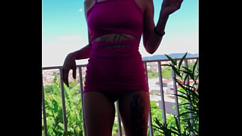 Morena rabuda de vestidinho fode na varanda