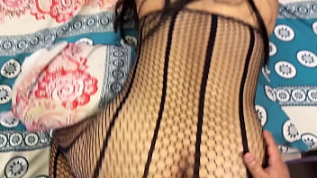 Sorprendo a mi madrastra viendo porno sobre la cama y la pongo a chupar verga para bajarle la calentura