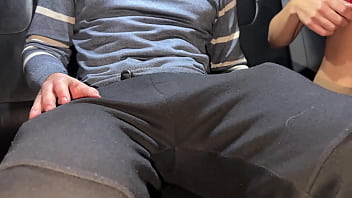 Amigas chamam desconhecidos para transar no carro