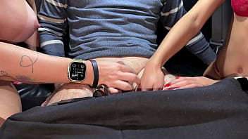 Amigas chamam desconhecidos para transar no carro