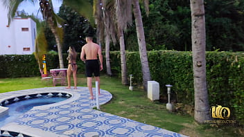 Cris la cobra le da un masaje caliente a mara y mara le da un masaje con chupada a su polla