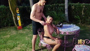 Cris la cobra le da un masaje caliente a mara y mara le da un masaje con chupada a su polla