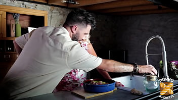 Irina blonde aux gros seins se fait cuisiner les fesses