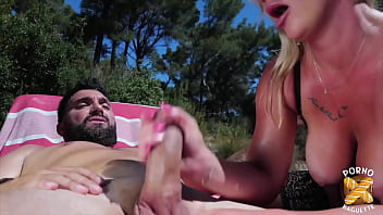 Irina blonde aux gros seins se fait cuisiner les fesses