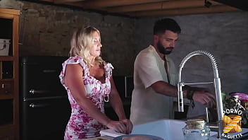 Irina blonde aux gros seins se fait cuisiner les fesses