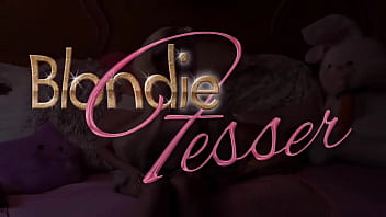 Horny bad girl in her room wants to play with her pussy blondie fesser