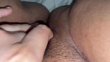 Me escupo el clítoris y me lo meto hasta acabar bien mojada