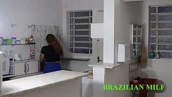 Padrasto pauzudo fode a enteada na cozinha sem camisinha video completo no red sheer