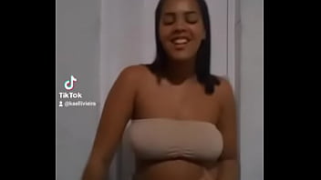 Novinha quebra tudo