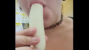 Kat easily swallows 10 inch banana