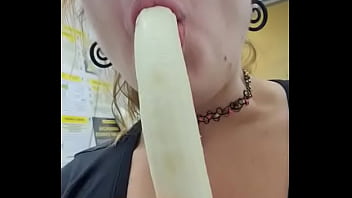 Kat easily swallows 10 inch banana