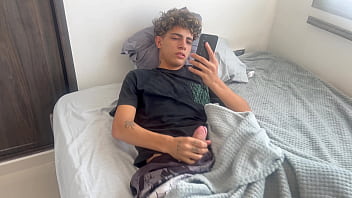 Mi pequeña hermanastra entra a mi habitacion sin permiso y me descubre masturbandome con sus fotos