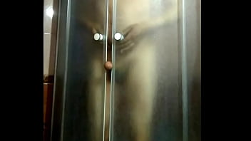 зажал дверью член