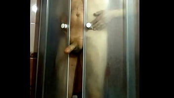 зажал дверью член