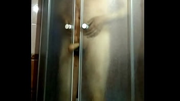 зажал дверью член